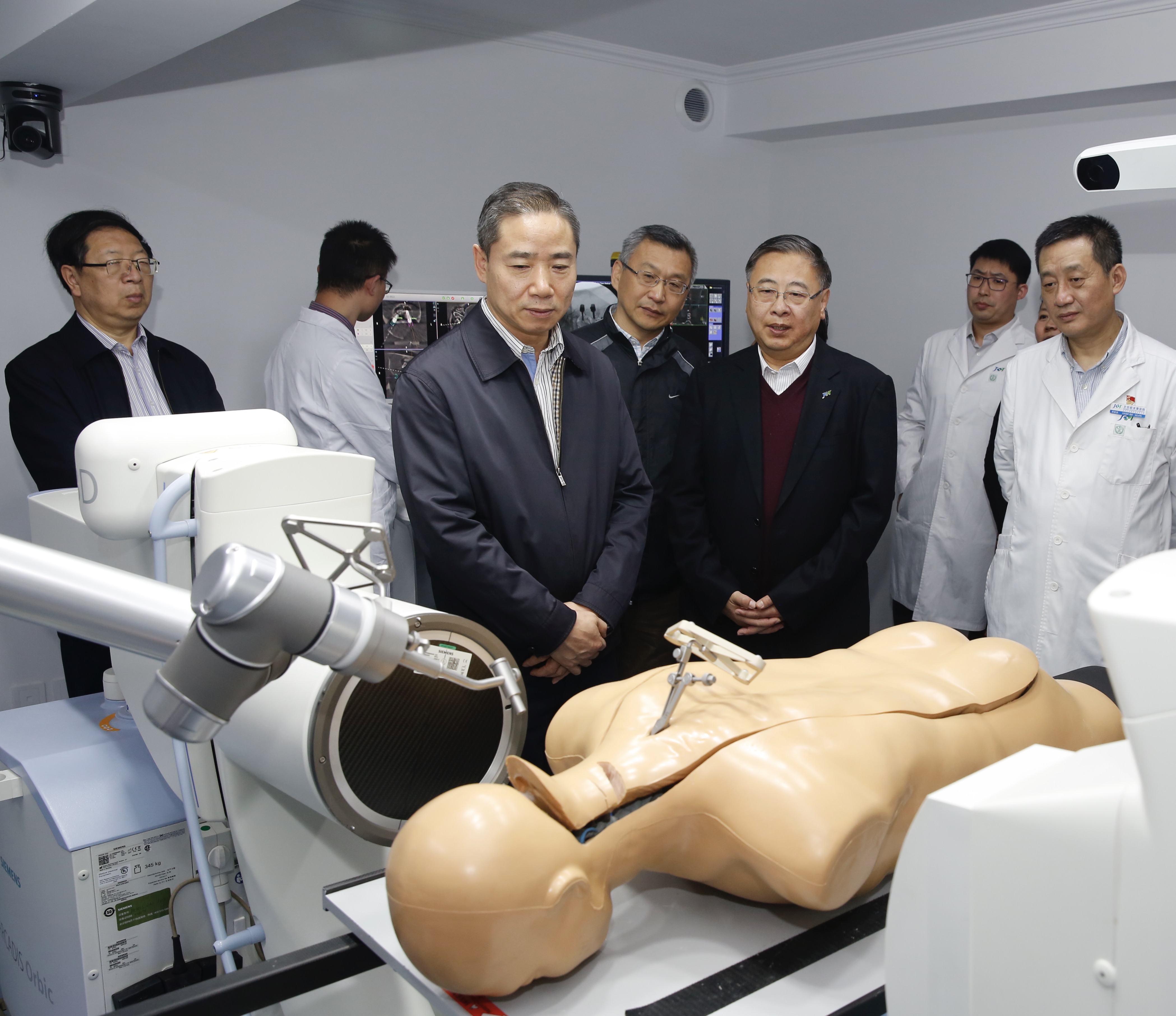 辛国斌赴北京积水潭医院调研骨科手术机器人应
