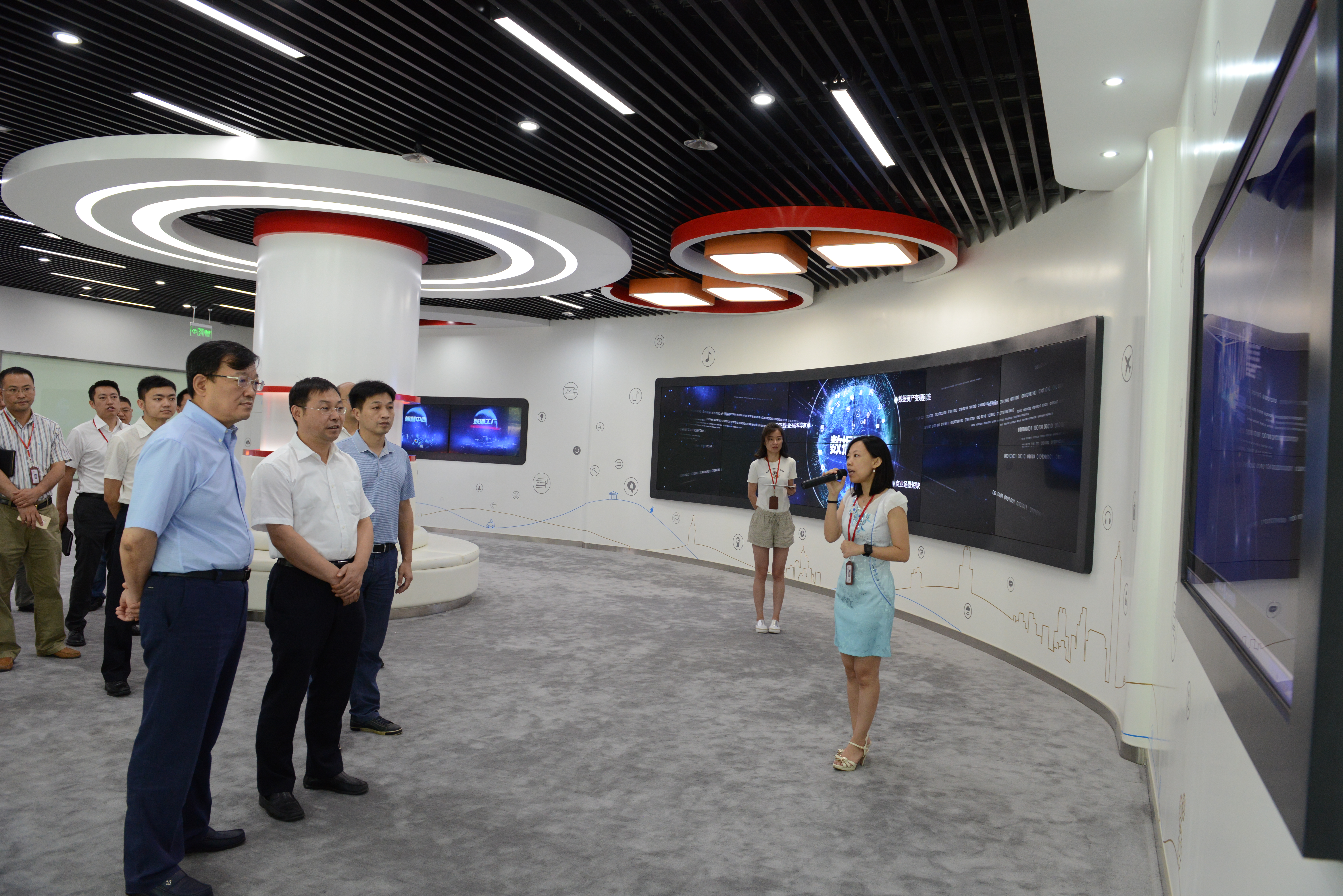 信软司参加2016首届中国大数据应用大会并调