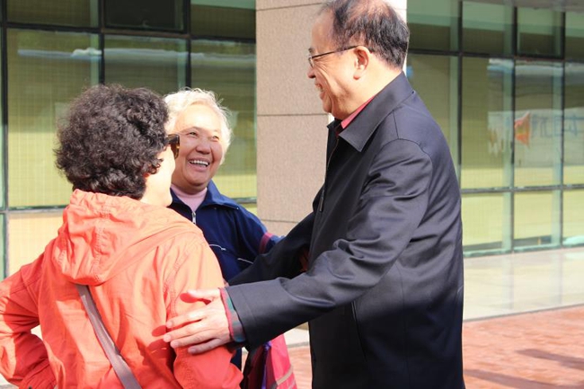 离退休干部局组织部机关离退休老同志开展春游