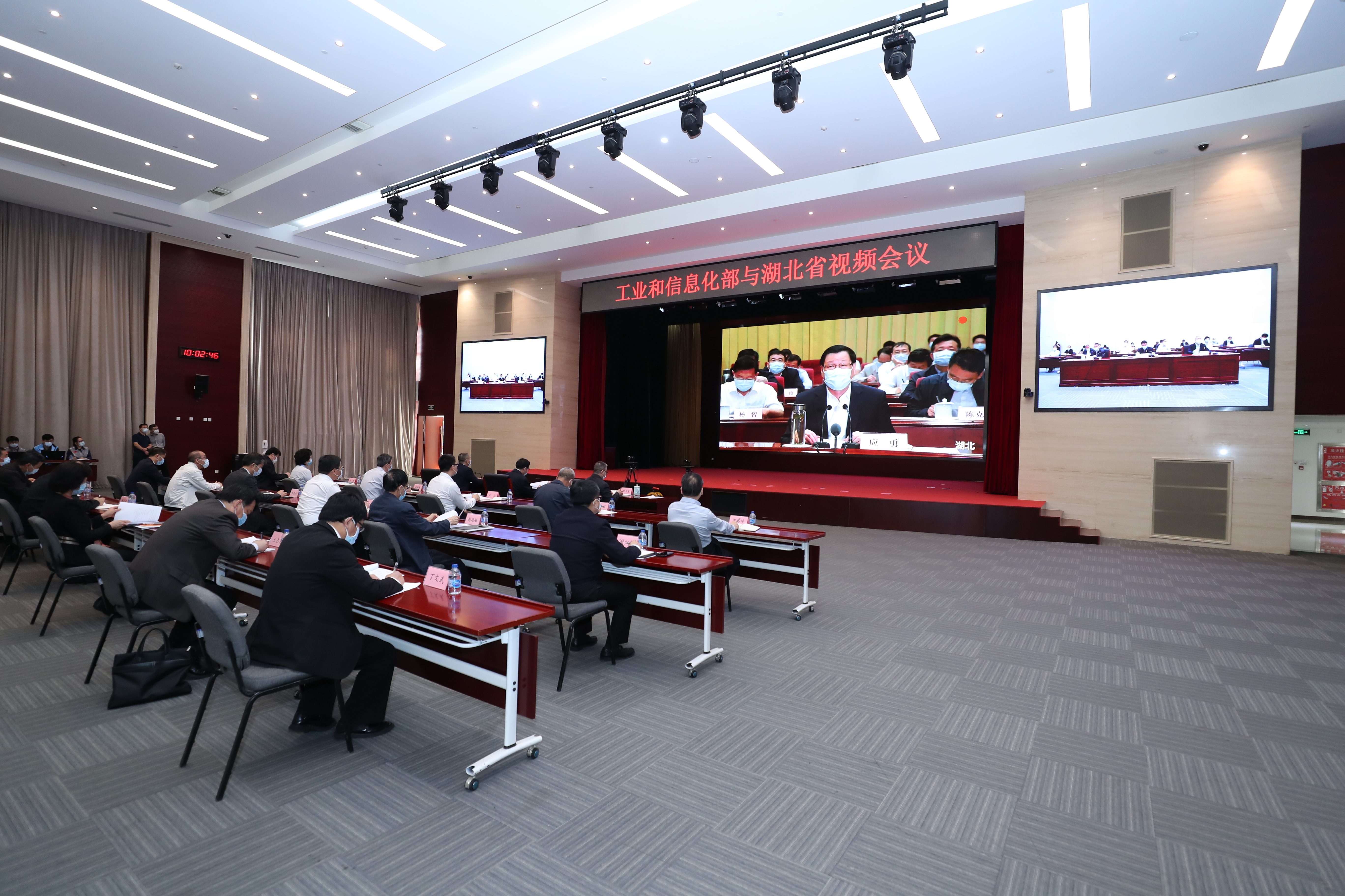 总工程师田玉龙,湖北省领导王忠林,曹广晶,武汉市市长周先旺出席会议