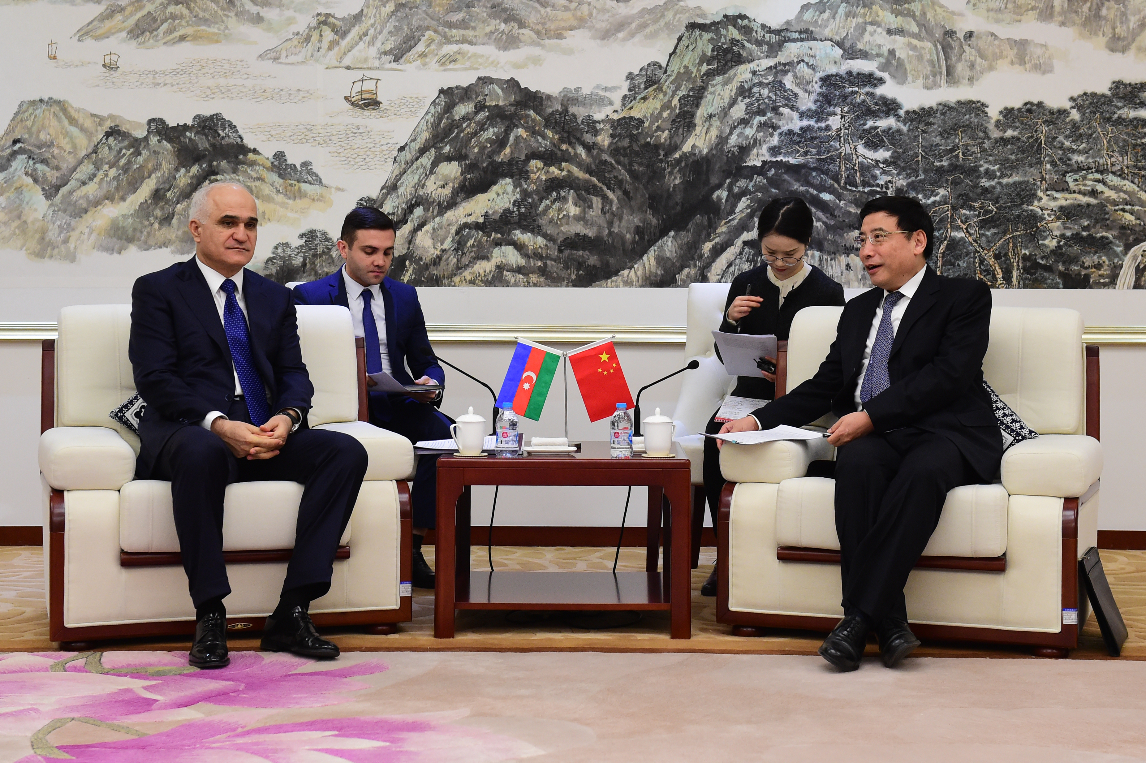 苗圩会见阿塞拜疆经济部部长交通通信和高科技部部长一行