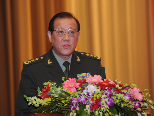 解放军总装备部副部长李安东在会上发言.