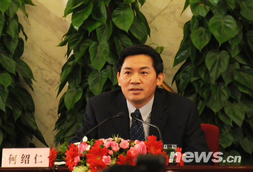 记者会主持人何绍仁 